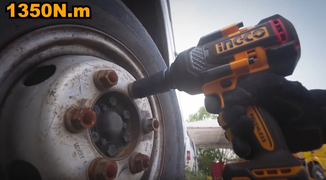 Аккумуляторный бесщеточный ударный гайковерт INGCO CIWLI20135 INDUSTRIAL 20 В 3/4