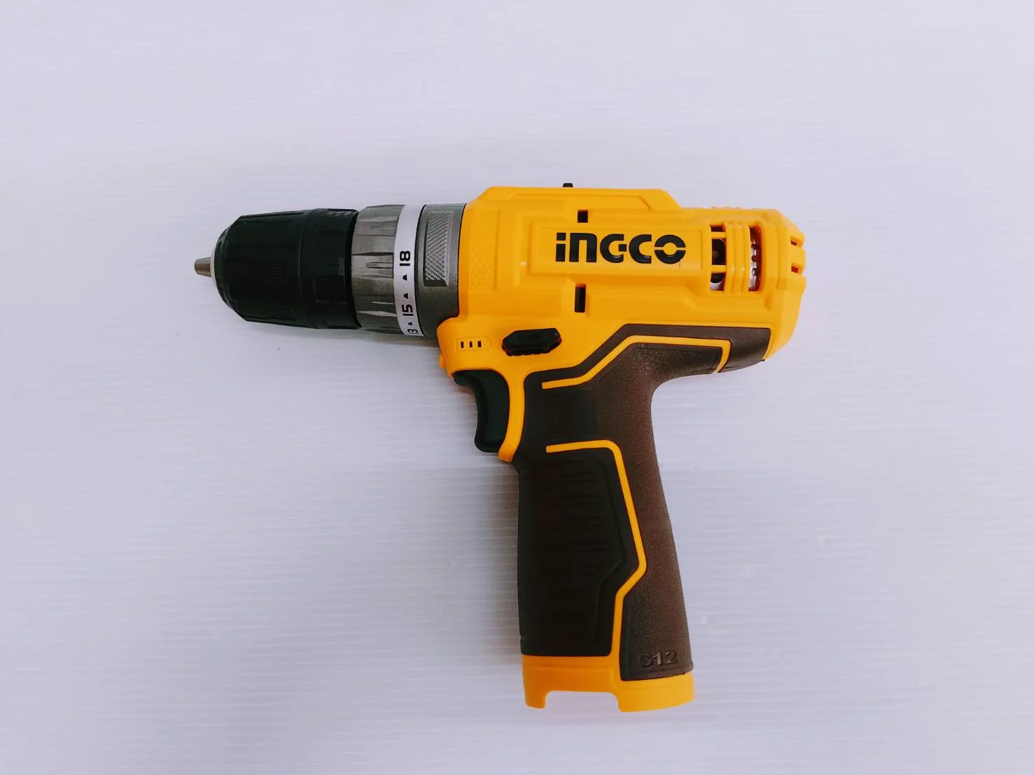 Аккумуляторный шуруповерт INGCO COSLI23114 12 В 20 Нм 18+1+1 с набором бит и сверл — фото 3